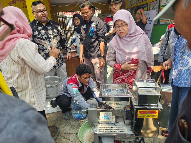 PNJ Dorong Penghasilan Ibu UPPKA Beji Timur lewat Usaha Santan Kemasan