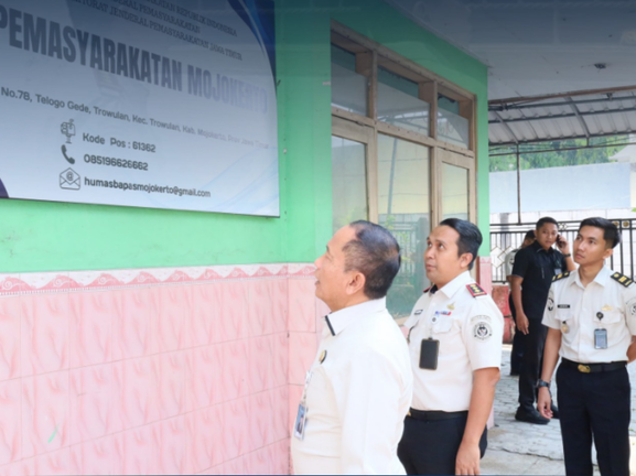 Pantau Kesiapan, Kakanwil Ditjenpas Jatim Tinjau Pos Bapas Mojokerto, Perkuat Akses Layanan Pemasyarakatan (Foto:HumasLapasMoker)