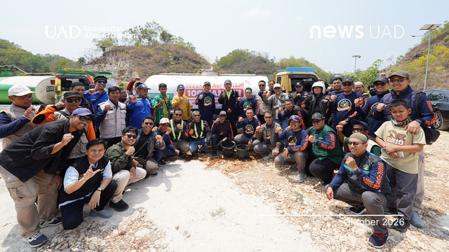 Penyaluran 100 tangki air bersih dari Universitas Ahmad Dahlan (UAD) di Gunungkidul (Foto. Humas UAD)