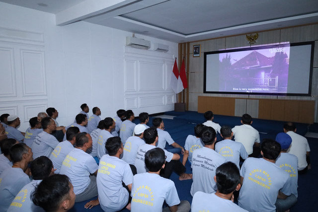 Kenang Jasa Pahlawan, Warga Binaan Lapas Mojokerto Nonton Bareng Film G30S/PKI (Foto:HumasLapasMoker)