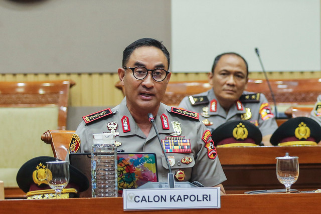 Calon Kepala Kepolisian Negara Republik Indonesia (Kapolri) Komisaris Jenderal Polisi Suyudi Ario Seto (kiri) mengikuti uji kelayakan dan kepatutan di Komisi III DPR, Kompleks Parlemen, Senayan, Jakarta, Kamis (1/10/2026). Foto: Asprilla Dwi Adha/ANTARA FOTO