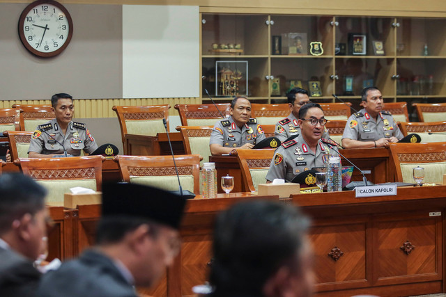 Calon Kepala Kepolisian Negara Republik Indonesia (Kapolri) Komisaris Jenderal Polisi Suyudi Ario Seto (kedua kanan) mengikuti uji kelayakan dan kepatutan di Komisi III DPR, Kompleks Parlemen, Senayan, Jakarta, Kamis (1/10/2026). Foto: Asprilla Dwi Adha/ANTARA FOTO