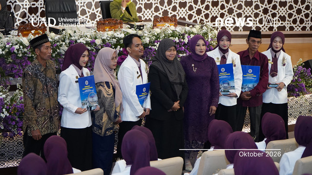 Penghargaan bagi lulusan apoteker terbaik Universitas Ahmad Dahlan (UAD) angkatan 50 (Foto. Humas UAD)