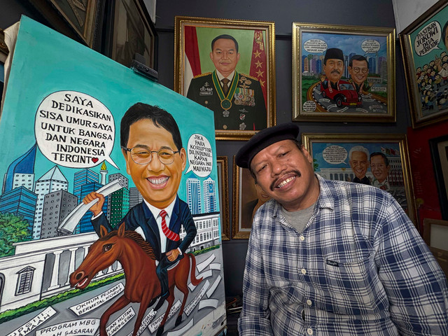 Mas Wit (58) yang merupakan pelukis di Sentra Lukisan depan Pasar Baru dan Gedung Kesenian Jakarta ditemui pada Kamis (1/10/2026). Foto: Argya D. Maheswara/kumparan 