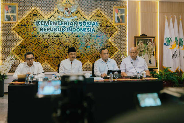 Mensos Saifullah Yusuf (Gus Ipul) didampingi Tenaga Ahli Mensos (TAM) Andy Kurniawan dan Agustinus Budi serta Kepala Pusat Data dan Informasi Kesejahteraan Sosial (Pusdatin) saat memberikan keterangan pers di Kantor Kemensos, Rabu (30/9/2026). Foto: Dok. Kemensos