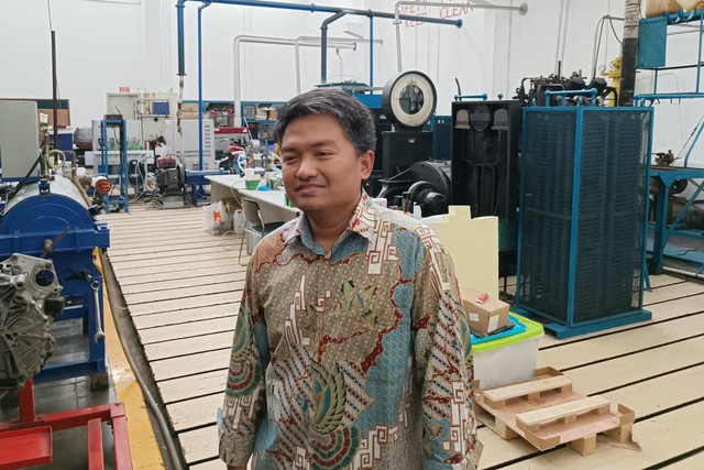 Dosen Fakultas Teknik Mesin dan Dirgantara (FTMD) ITB, Ir. Poetro Lebdo Sambegoro memberikan keterangan terkait Proyek Data Center AI di Lab Ilmu dan Rekayasa Termal ITB, Kamis (1/10/2026). Foto: Abisatya Ramdhani/kumparan