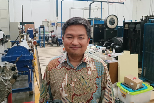 Dosen Fakultas Teknik Mesin dan Dirgantara (FTMD) ITB, Ir. Poetro Lebdo Sambegoro memberikan keterangan terkait Proyek Data Center AI di Lab Ilmu dan Rekayasa Termal ITB, Kamis (1/10/2026). Foto: Abisatya Ramdhani/kumparan