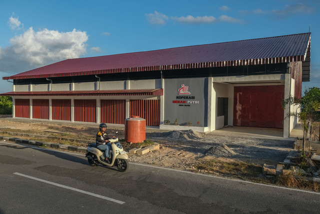 Pengendara sepeda motor melintas di depan gerai Koperasi Desa Merah Putih (KDMP) Desa Bajoe, Kabupaten Konawe, Sulawesi Tenggara, Rabu (19/8/2026).  Foto: Andry Denisah/ANTARA FOTO
