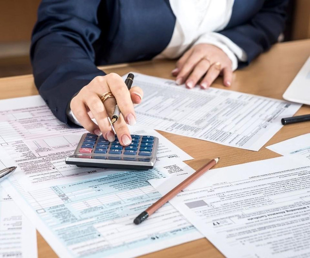 Kalkulator dan dokumen pajak menunjukkan aktivitas perhitungan yang perlu dipahami masyarakat sebagai bagian dari kewajiban perpajakan. Foto: Shutterstock