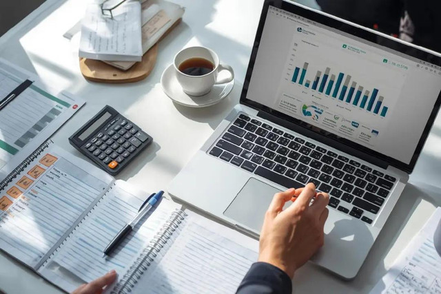 Pencatatan keuangan membantu UMKM mengelola usaha dan memahami kondisi bisnis dengan lebih baik. Foto : ShutterStock