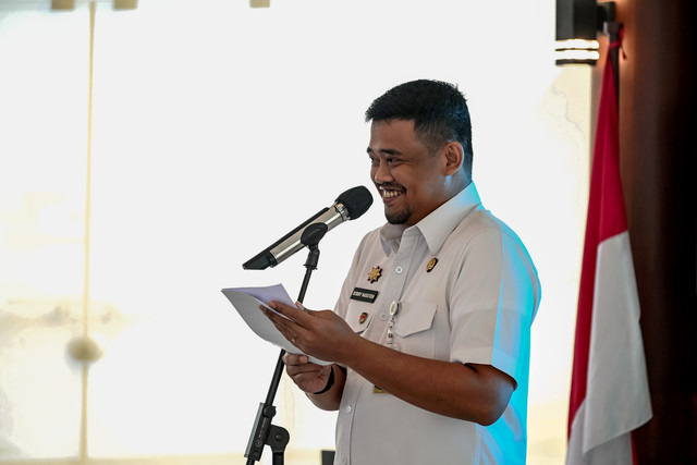 Gubernur Sumut Muhammad Bobby Afif Nasution, di dampingi sejumlah OPD, menjamu makan siang bersama para Qori dan Qoriah asal Sumatera Utara yang merupakan juara MTQ Nasional XXXI tahun 2026 di anjungan lantai 9 Kantor Gunernur, Rabu (30/9/2026). Foto: Diskominfo Sumut