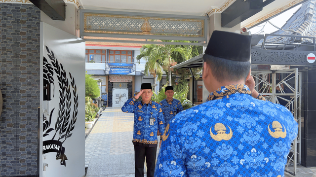 Kepala Kesatuan Pengamanan Rutan, Andy Sulistiawan selaku inspektur upacara