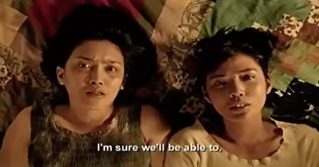Mbak Dwi dan Siti dalam salah satu adegan film Berbagi Suami (2006). Sumber: Tangkapan layar dari video YouTube, https://youtu.be/kT5M8Bu7hps, diakses 1 Oktober 2026.