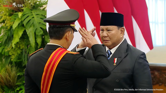 Presiden Prabowo Subianto memberi penganugerahan Bintang Mahaputera Adipurna kepada Listyo Sigit Prabowo saat pelantikan dan pengucapan sumpah pejabat negara, Istana Negara, Jakarta, Kamis (1/9/2026). Foto: YouTube/ Sekretariat Presiden