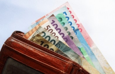 Ilustrasi uang di dompet. (Sumber: shutterstock.com).