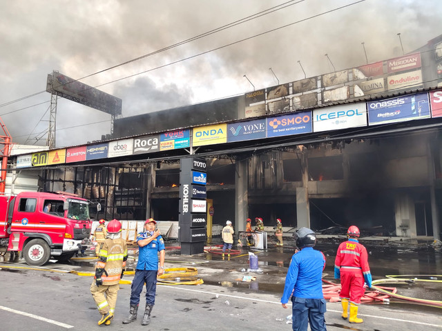 Sebuah supermarket bangunan dan elektronik di Jalan Yogya-Solo Km 11, Kabupaten Sleman, terbakar pada Kamis (1/10/2026). Foto: Arfiansyah Panji Purnandaru/kumparan