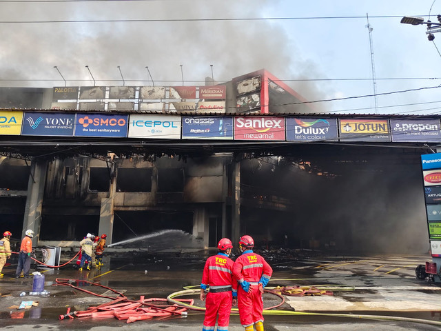 Sebuah supermarket bangunan dan elektronik di Jalan Yogya-Solo Km 11, Kabupaten Sleman, terbakar pada Kamis (1/10/2026). Foto: Arfiansyah Panji Purnandaru/kumparan