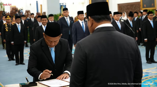 M. Sarmuji saat dilantik sebagai Menteri Perindustrian. Foto: Youtube/Biro Setpers