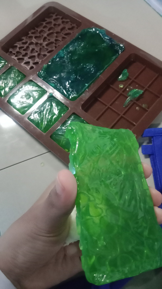 Sabun berwarna hijau hasil praktik menggunakan VCO, NaOH, asam stearat, dan bahan tambahan lainnya. senin, 21/09/2026 foto: fitri bunga silviana. 