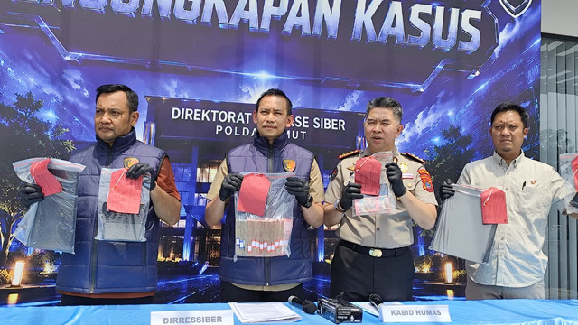 Polda Sumatera Utara melakukan konferensi pers pengungkapan kasus judi online, Kamis (1/10/2026). Foto: Amar Marpaung/kumparan