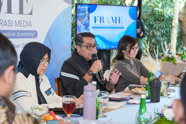 Menteri Ekraf Teuku Riefky Harsya (tengah) dan Wamen Ekraf Irene Umar (kanan). Foto: Kementerian Ekraf