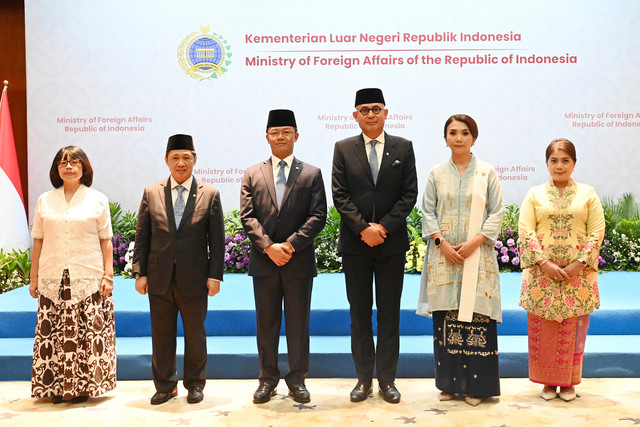 Yuliana Bahar (kiri), Yvonne Mewengkang (dua dari kanan), dan Irma Dewi Rismayanti (kanan) sesaat setelah dilantik Menlu sebagai Wakil Perwakilan RI di Kantor Kemlu RI, Jakarta, Kamis (1/10/2026). Foto: Dok. Kemlu RI
