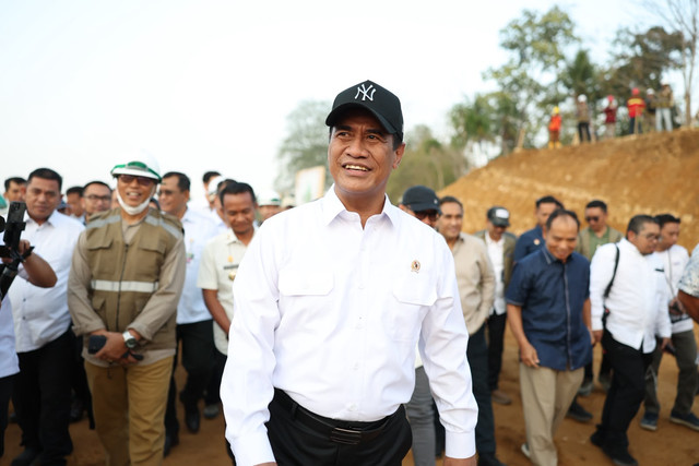 Mentan Amran Sulaiman percepat pembangunan ekosistem peternakan terintegrasi dari hulu hingga hilir di lima kawasan dengan anggaran Rp2,2 triliun untuk dukung ketahanan pangan dan Makan Bergizi Gratis di Bone, Sulawesi Selatan, Jumat (25/9/2026). Foto: Kementan RI
