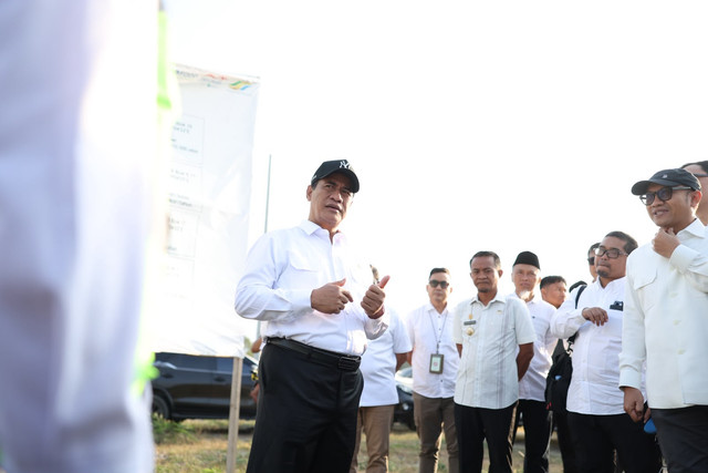 Mentan Amran Sulaiman percepat pembangunan ekosistem peternakan terintegrasi dari hulu hingga hilir di lima kawasan dengan anggaran Rp2,2 triliun untuk dukung ketahanan pangan dan Makan Bergizi Gratis di Bone, Sulawesi Selatan, Jumat (25/9/2026). Foto: Kementan RI