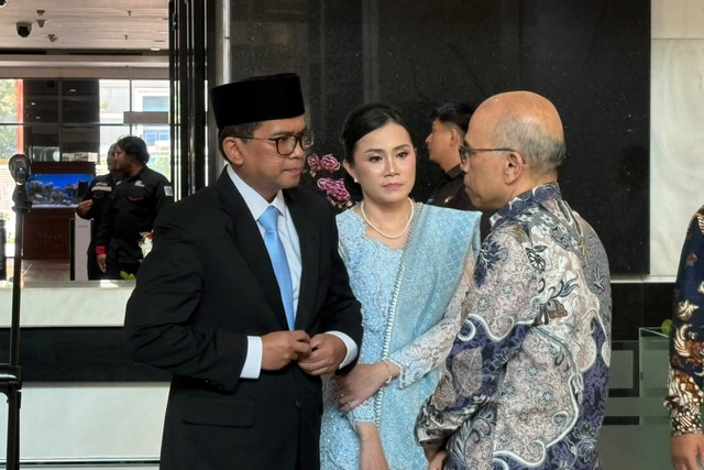 Wamenkeu Nurkholisoh Ibnu (kiri) berbincang dengan Sekjen Kemenkeu Robert Leonard Marbun di Gedung Kemenkeu, Jakarta, Kamis (1/10/2026). Foto: Nur Pangesti/kumparan