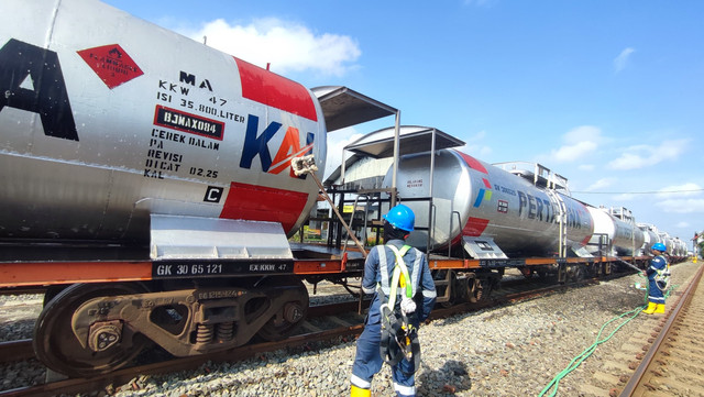 PT Kereta Api Logistik (KAI Logistik) mencatat layanan pra dan purna angkutan Bahan Bakar Minyak (BBM) dan Bahan Bakar Khusus (BBK) mencapai 2,1 juta ton hingga Agustus 2026. Foto: KAI Logistik