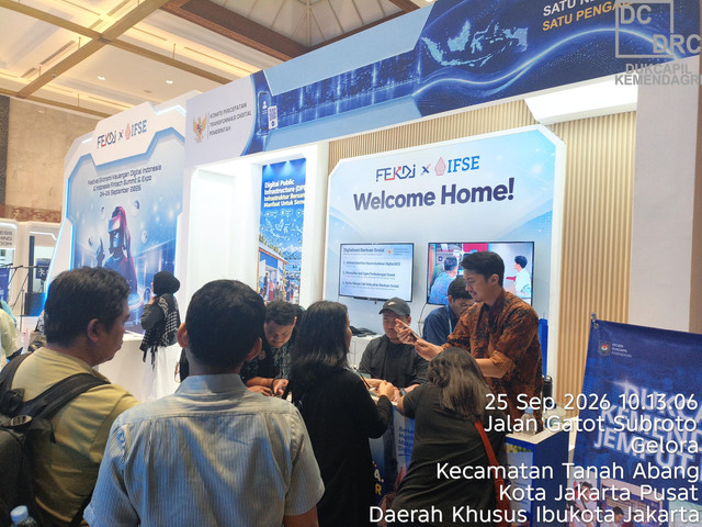 Ditjen Dukcapil Kemendagri dan Dinas Dukcapil DKI Jakarta catatkan 201 aktivasi Identitas Kependudukan Digital (IKD) dalam pameran FEKDI & IFSE 2026 di JICC, Jakarta, 24-26 September 2026. Foto: Dukcapil