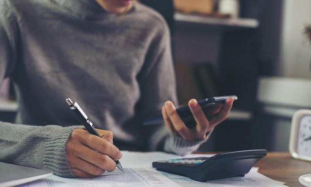 Ilustrasi: Penggunaan teknologi dalam aktivitas keuangan dan perpajakan menunjukkan pentingnya literasi pajak bagi generasi yang semakin dekat dengan dunia digital. Foto: Shutterstock