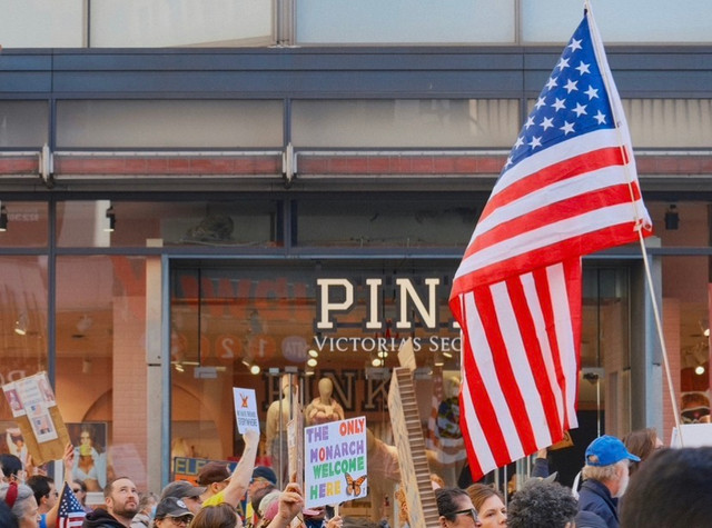Victoria’s Secret sebagai brand fashion asal Amerika Serikat yang berekspansi ke pasar global. Sumber FotoFoto: Nihar Bhagat/Unsplash 