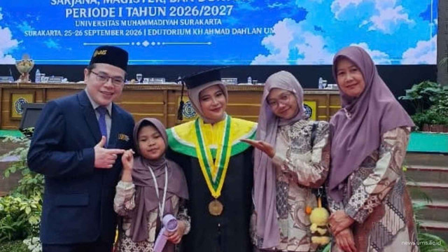 Miranda Aisyah Putri bersama keluarga, usai pelaksanaan wisuda di UMS. Foto Dok Istimewa