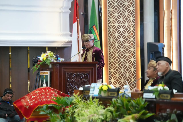 Wamendagri Bima Arya Sugiarto dorong Pemprov Sumatera Barat perkuat ketangguhan daerah dan integrasikan mitigasi bencana dalam perencanaan pembangunan pada HUT ke-81 Sumbar di Padang, Kamis (1/10/2026). Foto: Kemendagri RI