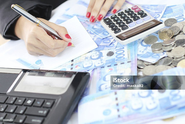 Deskripsi : menutup tulisan tangan wanita / mendokumentasikan jumlah uang //Foto : Shutterstock