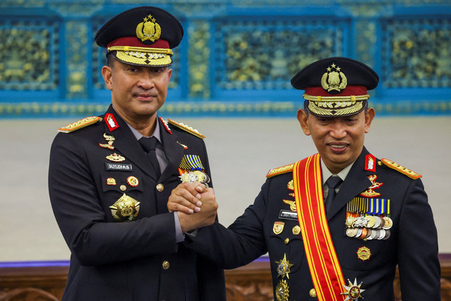 Kapolri Jenderal Suyudi Ario Seto berjabat tangan dengan Jenderal Pol Listyo Sigit Prabowo di Istana Negara, Jakarta, Kamis (1/10/2026).
 Foto: Ajeng Dinar Ulfiana/REUTERS