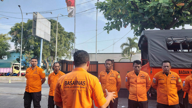 Tim SAR Banyuwangi saat hendak melakukan operasi pencarian terhadap penyelam bernama Ismail (58) yang hilang saat menyelam di kapal karam di Perairan Kalibuntu, Kecamatan Kraksaan, Kabupaten Probolinggo, Kamis (1/10/2026). Foto: Dok. Kantor Sar Banyuwangi