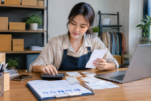 Profesional bisnis meninjau struk dan dokumen keuangan di meja dengan kalkulator dan laptop, mewakili manajemen pengeluaran, akuntansi, penganggaran, pembukuan, dan perencanaan keuangan Foto: Shutterstock