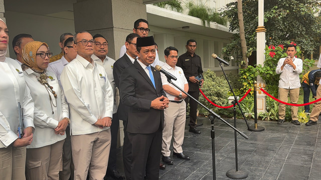 Konferensi pers perdana Menteri Koordinator (Menko) Bidang Hilirisasi dan Transisi Energi Bahlil Lahadalia di kantor Kementerian ESDM, Kamis (1/10/2026). Foto: Fariza Rizky Ananda/kumparan
