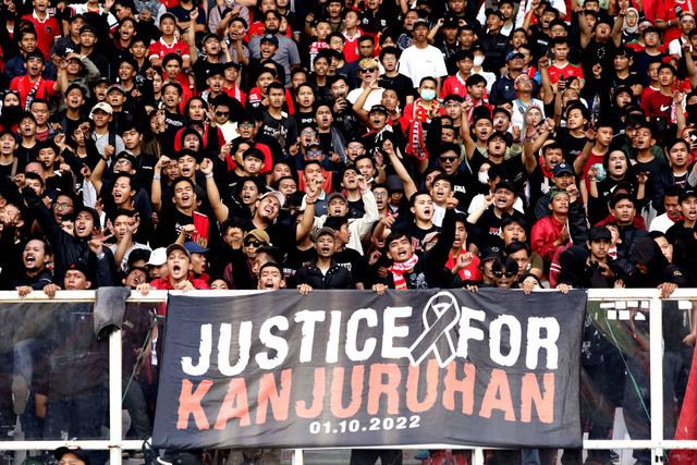 Spanduk bertuliskan 'Justice For Kanjuruhan' terpasang saat suporter mendukung Timnas Indonesia dalam pertandingan Grup A Piala AFF 2022 melawan Timnas Kamboja di Stadion Utama Gelora Bung Karno (SUGBK), Jakarta, Jumat (23/12/2022). Foto: Aditia Noviansyah/kumparan
