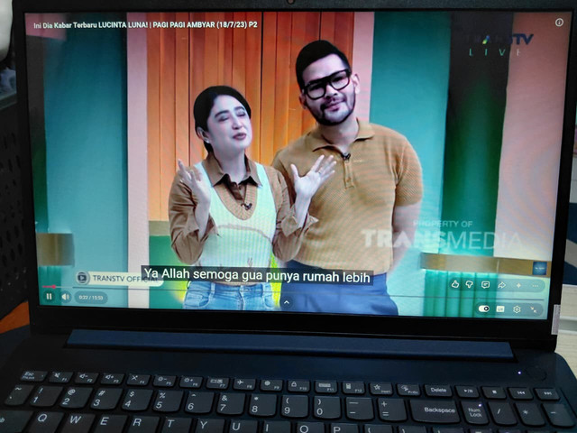 Pagi-Pagi Ambyar saat menayangkan episode bersama Lucinta Luna dan pasangannya. Foto ini merupakan dokumentasi pribadi yang diambil dari tayangan resmi Trans TV di YouTube. Sumber foto: Dokumentasi pribadi.