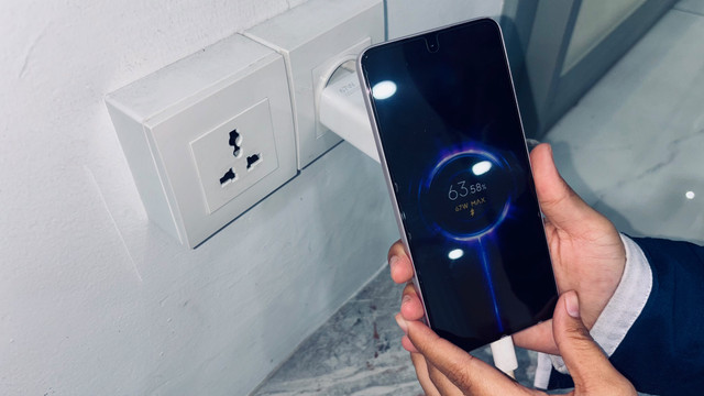 Fast charging memungkinkan pengisian daya smartphone berlangsung lebih cepat, tetapi kecepatannya tidak hanya ditentukan oleh besarnya daya charger. Foto: Radit Permana Putra