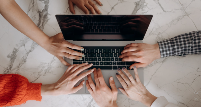 Sumber: (Mikhail Nilov) https://www.pexels.com/photo/people-touching-a-laptop-6894201/
