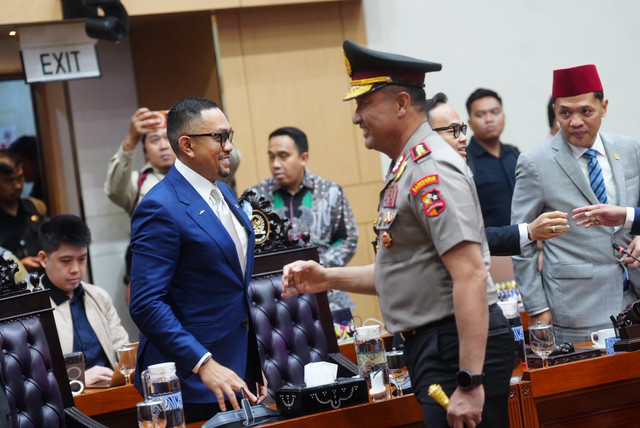 Wakil Ketua Komisi III DPR Ahmad Sahroni bersama Kapolri Jenderal Suyudi. Foto: Dok. Istimewa