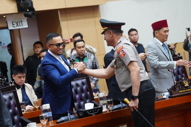 Wakil Ketua Komisi III DPR Ahmad Sahroni bersama Kapolri Jenderal Suyudi. Foto: Dok. Istimewa