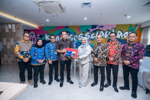 Wamensos Agus Jabo dalam audiensi bersama Bupati Mempawah Erlina, Bupati Rote Ndao Paulus Henuk, dan Bupati Aceh Utara Ismail A. Jalil di Kantor Kementerian Sosial, Jakarta Pusat, Kamis (1/10/2026). Foto: Kemensos RI