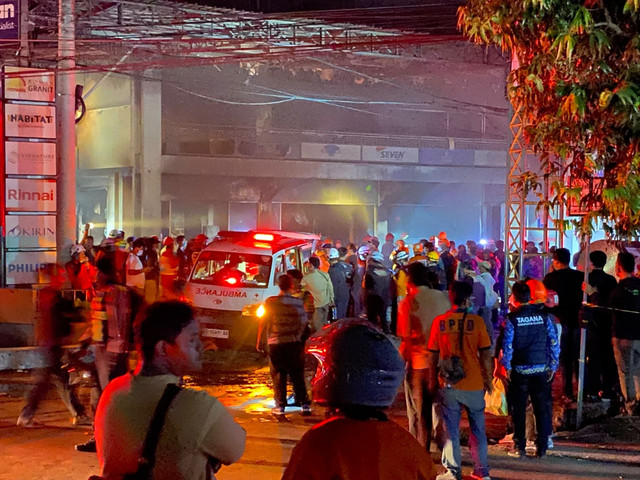 Suasana di sekitar Trans Home, toko bahan bangunan dan elektronik di Jalan Jogja-Solo yang terbakar pada Kamis (1/1). Foto: Pandangan Jogja/Resti Damayanti