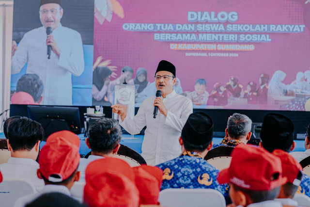 Menteri Sosial Saifullah Yusuf atau Gus Ipul saat menghadiri kegiatan dialog dengan Orang Tua dan Siswa Sekolah Rakyat di Sekolah Rakyat Kabupaten Sumedang, Jawa Barat, Kamis (1/10/2026).
 Foto: Kemensos RI