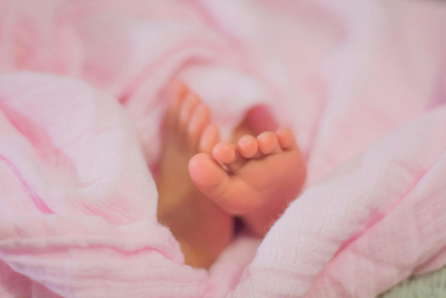 Ilustrasi Welcome to the World Baby Girl Artinya. Unsplash/Bonnie Kittle